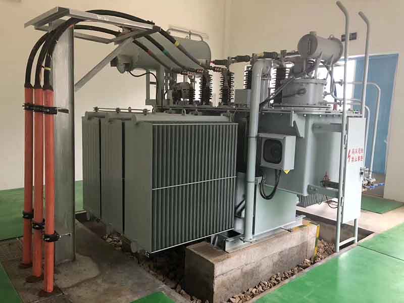Porównanie transformatora rozkładu między powyżej i poniżej 800 kVa
